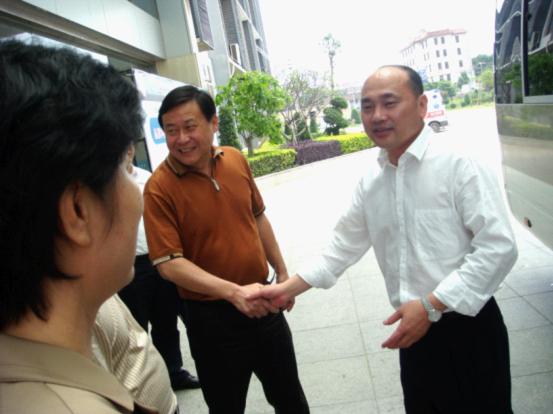 省人大常委會委員、省人大常委會教科文衛(wèi)工委主任宋閩旺與醫(yī)院董事長林玉盛握手